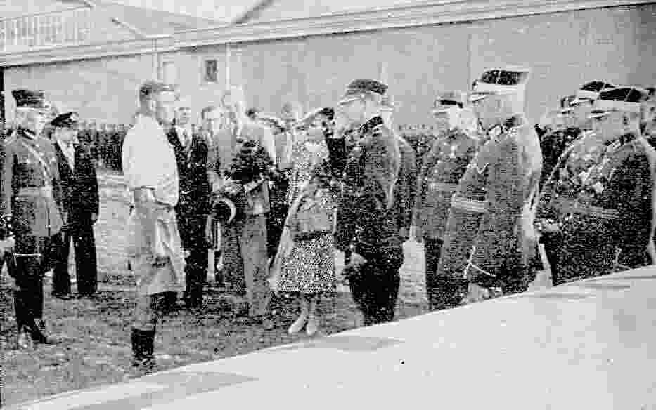 Aviation Regiment Commander Lt.Col.Kandis greets Cukurs in Riga